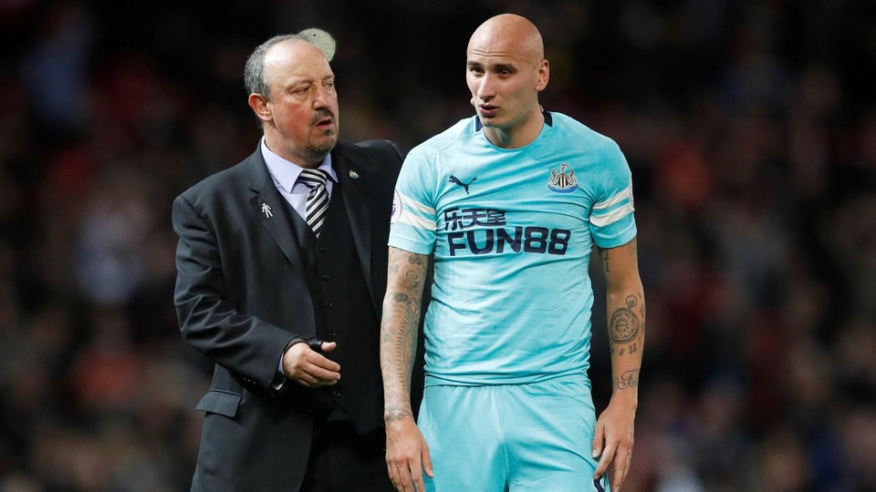 
Benitez an ủi các học trò sau thất bại, Newcastle chơi không tệ, nhưng rõ ràng phải thi đấu trên sân của Man Utd là bất lợi lớn nên đội bóng này không thể giữ được thành quả
