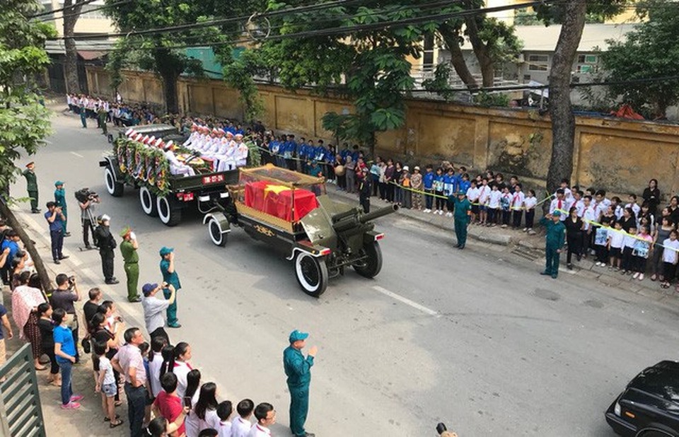 Linh cữu nguyên Tổng Bí thư Đỗ Mười đã về quê nhà Thanh Trì - 34
Linh xa chở linh cữu nguyen Tổng Bí thư lăn bánh trên đường phố Hà Nội