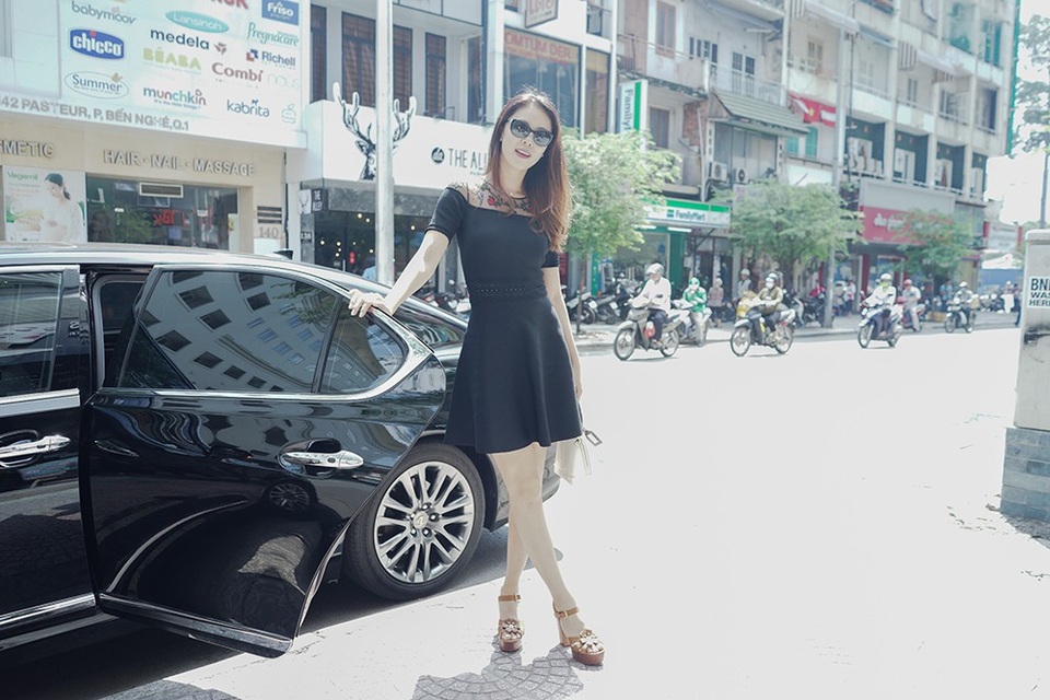 Hình ảnh hoa hậu Hoàn vũ Riyo Mori giản dị và dịu dàng khi xuất hiện trên đường phố Sài Gòn