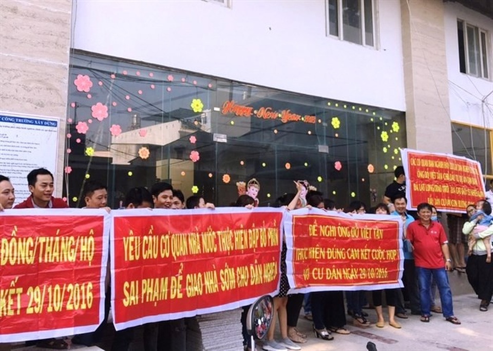 Sai phạm tại Tân Bình Apartment: Xử lý hàng loạt cán bộ - 1 Hồi năm 2017, hàng loạt khách hàng đã căng băng rôn để phản đối chủ đầu tư tại dự án, cũng như viết đơn cầu cứu gửi đến Sở Xây dựng TPHCM.