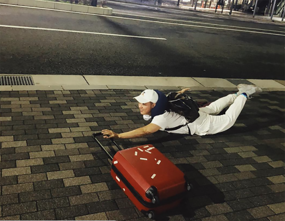 Thanh Duy còn lầy lội hơn khi tạo dáng theo trào lưu ngay giữa đường phố Nhật Bản nhưng không khoe gì.úy