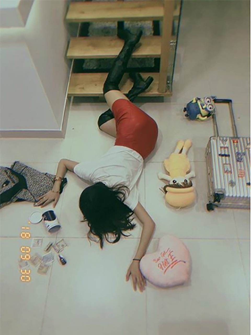 Á hậu Thúy Vân không ngại ngã sấp mặt với loạt thú bông đáng yêu.