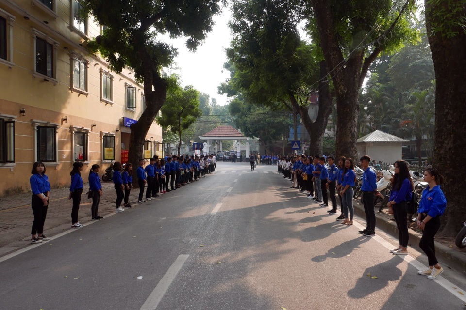 Linh cữu nguyên Tổng Bí thư Đỗ Mười đã về quê nhà Thanh Trì - 65
Nhiều đoàn viên, người dân đã có mặt từ sớm trước nhà tang lễ Trần Thánh Tông, chuẩn bị cho lễ truy điệu nguyên Tổng Bí thư Đỗ Mười