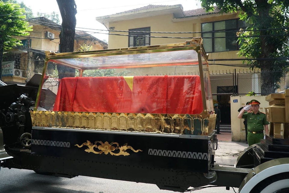 Linh cữu nguyên Tổng Bí thư Đỗ Mười đã về quê nhà Thanh Trì - 31
Linh xa dừng lại 5 phút tại ngôi nhà của nguyên Tổng Bí thư (Ảnh: Quân Đỗ)