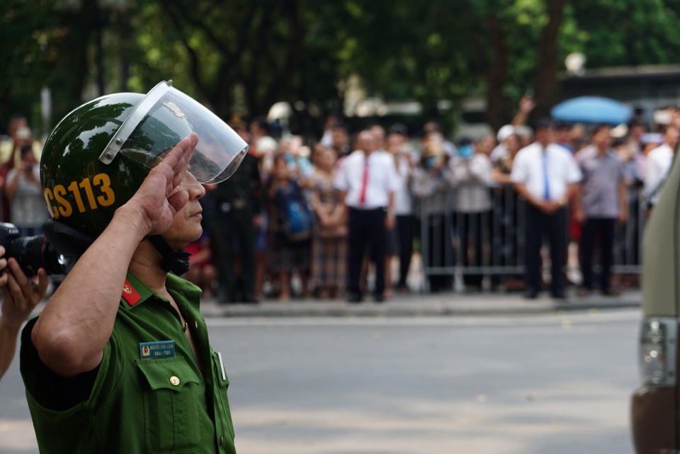 Linh cữu nguyên Tổng Bí thư Đỗ Mười đã về quê nhà Thanh Trì - 24
Tiễn biệt nguyên Tổng Bí thư Đỗ Mười (Ảnh: Hữu Nghị)