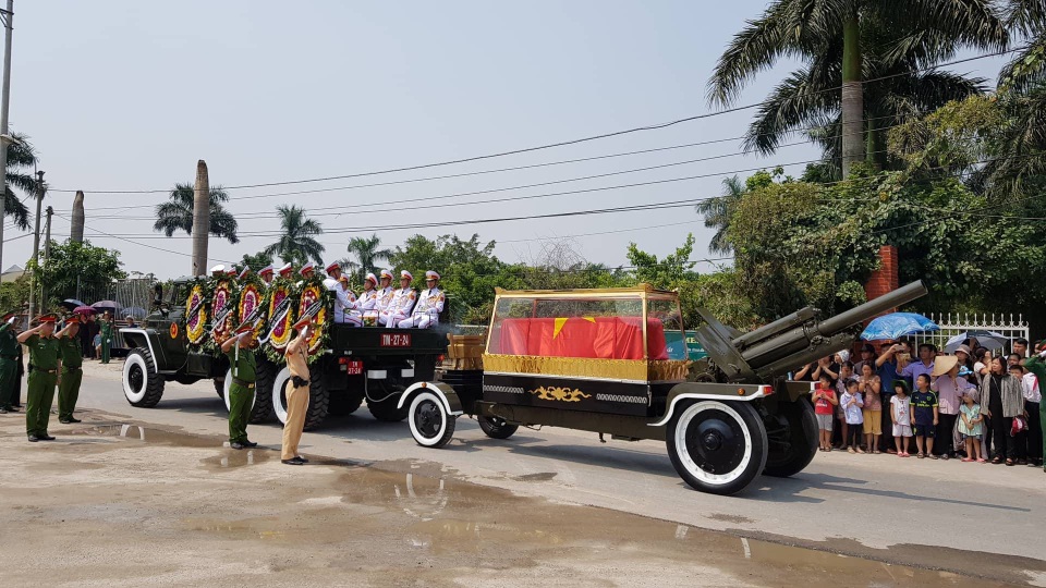 Linh cữu nguyên Tổng Bí thư Đỗ Mười đã về quê nhà Thanh Trì - 5
Đoàn xe chở linh cữu nguyên Tổng Bí thư Đỗ Mười về đến quê nhà ông ở xã Đông Mỹ, huyện Thanh Trì (Ảnh: Tiến Nguyên)