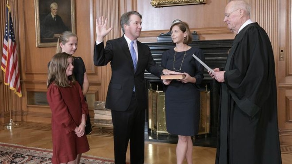 Ứng viên vướng nghi án tấn công tình dục trở thành thẩm phán Tòa Tối cao Mỹ - 1 Ông Brett Kavanaugh giơ tay tuyên thệ trở thành tân thẩm phán Tòa Tối cao Mỹ (Ảnh: Tòa Tối cao Mỹ)