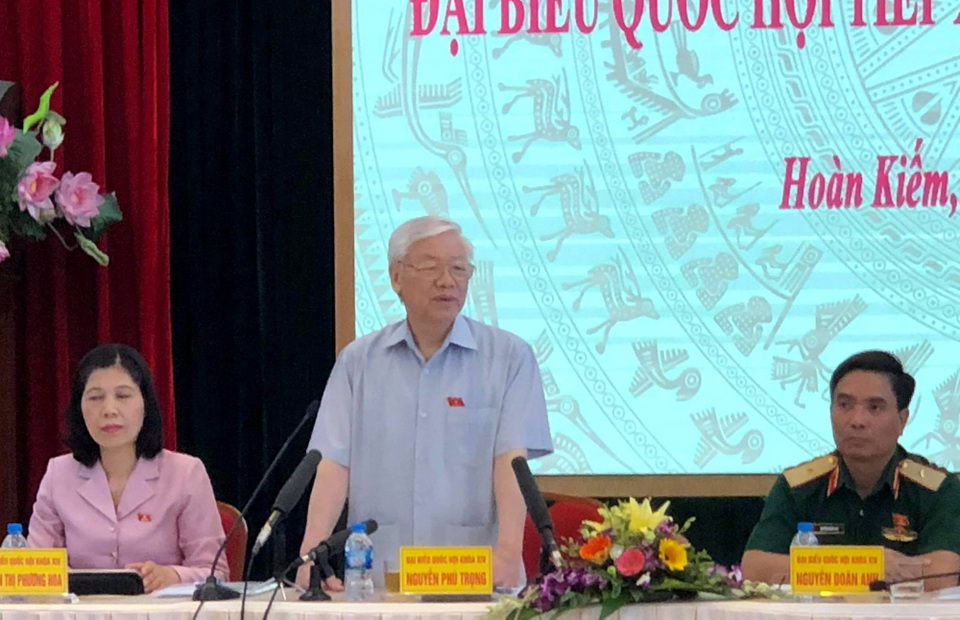 Tổng Bí thư: “Đợi kết quả Quốc hội bầu Chủ tịch nước, sẽ hứa hẹn sau” - 3
Tổng Bí thư Nguyễn Phú Trọng nhận định, việc xử lý cán bộ rất nghiêm khắc nhưng cũng phải rất nhân văn, với mục đích chính “chống cũng là để… xây”.