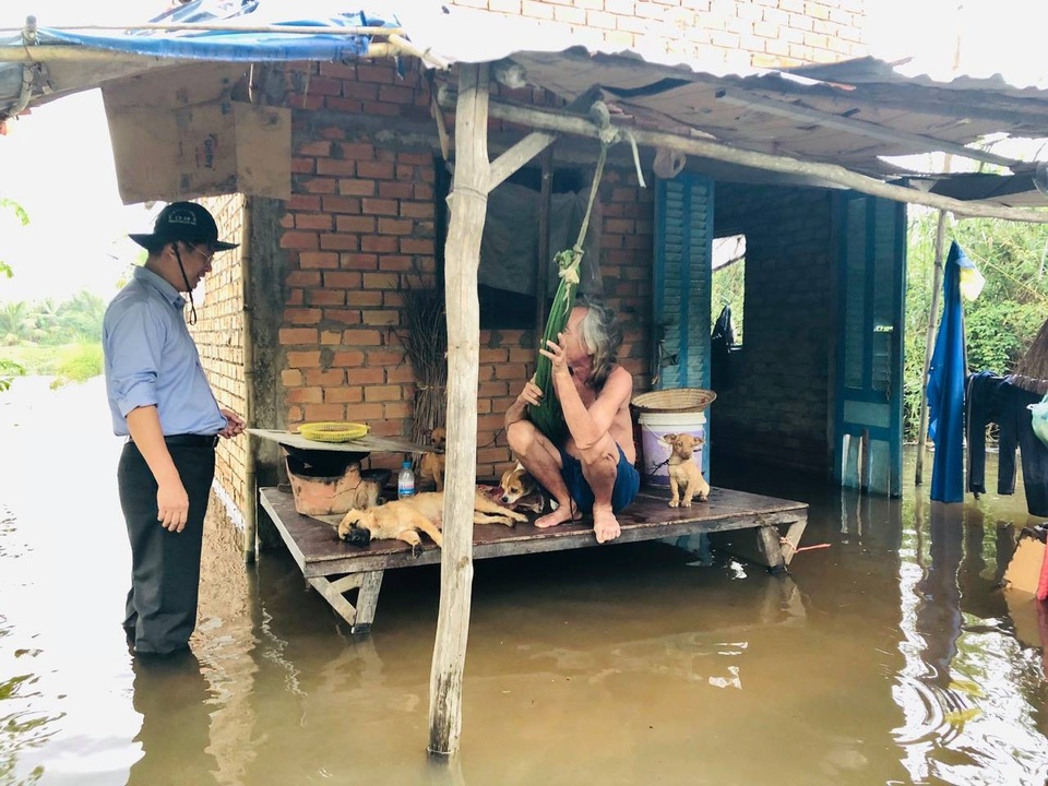Hàng chục hộ dân khốn khổ vì triều cường, nước lũ - 5
Ông Trương Quang Hoài Nam - Phó Chủ tịch UBND TP Cần Thơ - tới thăm hỏi người dân, chỉ đạo lực lượng chức năng giúp dân ứng phó với triều cường.