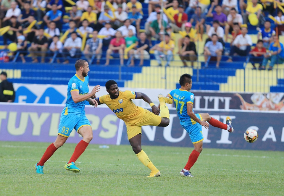 Thắng tối thiểu Khánh Hòa, FLC Thanh Hóa giành ngôi Á quân V-League - 1
Rimario ghi bàn thắng duy nhất của trận đấu cho FLC Thanh Hóa - Ảnh: Gia Hưng