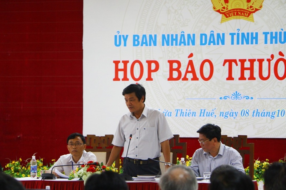 
Ông Hoàng Ngọc Khanh, Chánh Văn phòng UBND tỉnh Thừa Thiên Huế (đứng) thông báo với báo Dân trí tiến độ vụ việc bà Lê Thị Cháu với ngôi nhà số 4 đường Hoàng Hoa Thám
