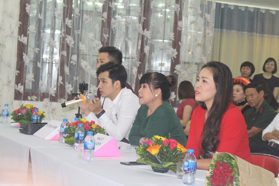 9 thí sinh lọt vào vòng chung kết cuộc thi giọng ca vàng - Tìm kiếm gương mặt đại diện HB - 4 Giám khảo chấm điểm theo thang điểm 10 về các yếu tố như kỹ thuật, trang phục, cảm xúc trong bài hát,... (Ảnh: Hồng Vân)