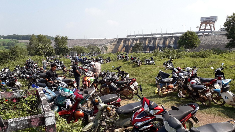 Thủy điện đóng cửa đập sau 1 tháng xả lũ, dân đổ xô đi bắt cá - 1
Khoảng 8h ngày 8/10, nhà máy thủy điện Trị An ngưng xả lũ. Trước đó, khi nhận được tin thủy điện Trị An đóng cửa đập ngưng xả lũ, hàng trăm người dân đã đổ về khu vực chân đập để chờ sẵn. Xe máy của người đi bắt cá dựng đầy khu vực gần cửa đập.