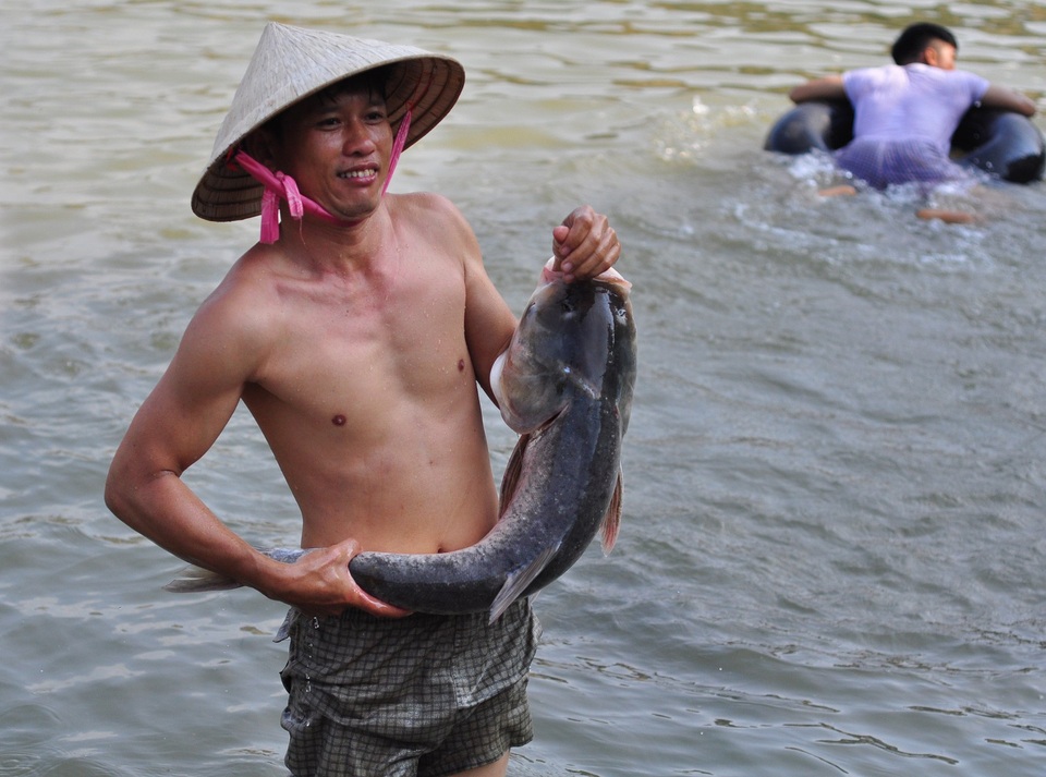 Thủy điện đóng cửa đập sau 1 tháng xả lũ, dân đổ xô đi bắt cá - 5 Thành quả của một thanh niên sau 1 giờ vật lộn dưới dòng nước.