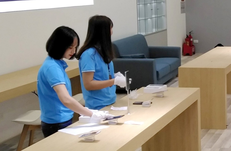 
Bphone 3 lộ diện bên cạnh 2 nhân viên trong showroom của Bkav.
