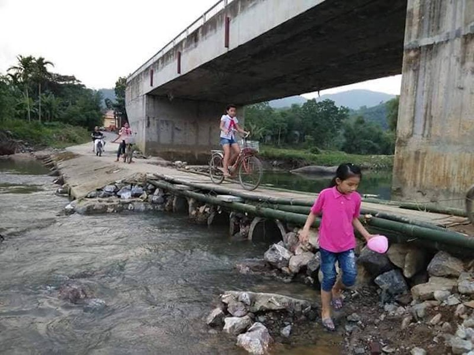 Người dân ngao ngán với cây cầu quái dị tại Hoà Bình! - 2 Người dân ngao ngán với cây cầu quái dị tại Hoà Bình! - 2