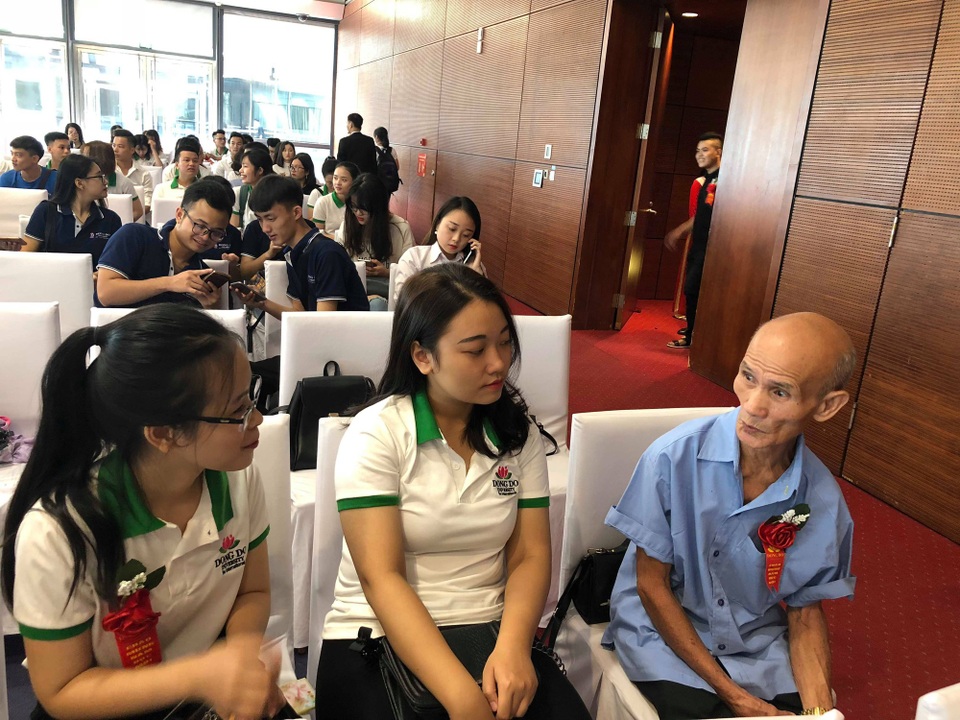 “Cụ” sinh viên ngành Luật 85 tuổi: "Đi học để trẻ lại" - 2
Cụ sinh viên Cao Nhật Linh trò chuyện cùng với các sinh viên đồng khóa trong lễ khai giảng