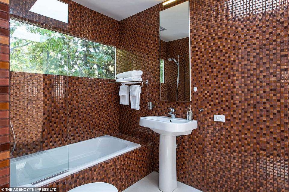 Ngắm nhà siêu sang của sao phim 50 sắc thái - 17
Phòng tắm