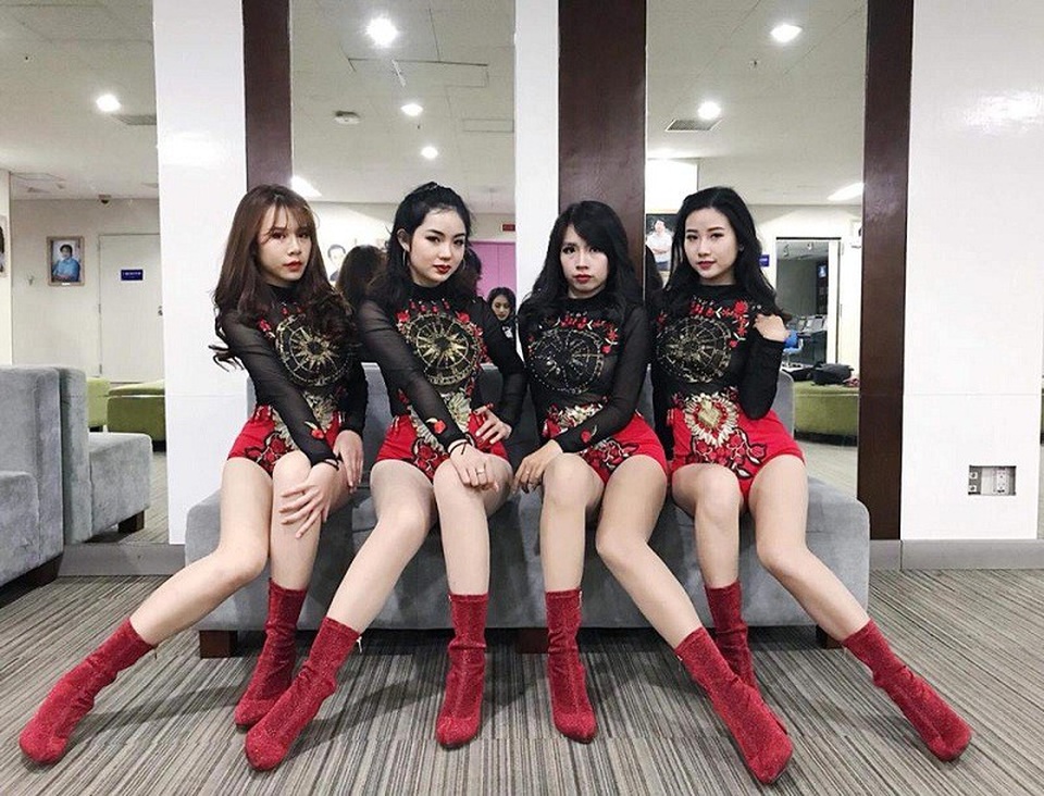 Nữ nhóm trưởng 9X tài năng, xinh đẹp, yêu thích cổ động bóng rổ - 5 Quỳnh Anh (thứ hai bên trái)