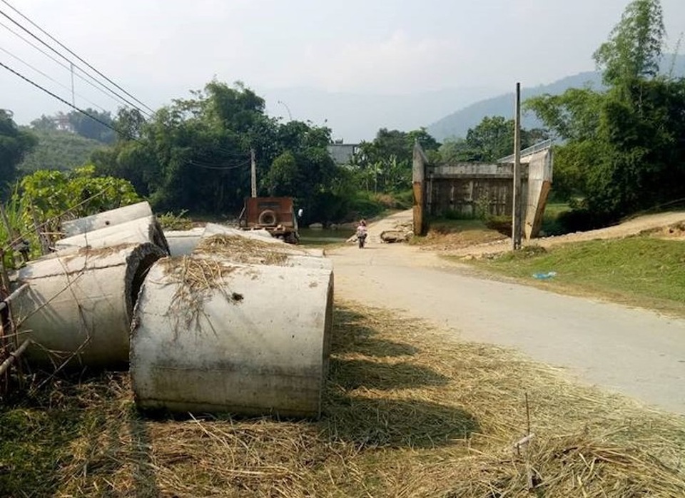 Người dân ngao ngán với cây cầu quái dị tại Hoà Bình! - 4 Người dân ngao ngán với cây cầu quái dị tại Hoà Bình! - 4