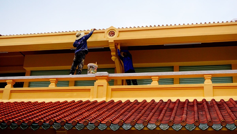 Chợ cổ trăm năm tuổi sắp trở lại với diện mạo mới - 16 Công nhân hoàn thiện công đoạn sơn sửa cuối cùng trước khi chợ được bàn giao và đi vào hoạt động.