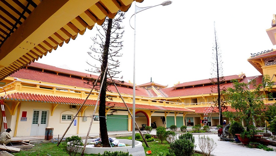 Chợ cổ trăm năm tuổi sắp trở lại với diện mạo mới - 14
Bên trong khuôn viên chợ được trồng thêm cỏ và cây xanh ở khu tiểu cảnh để khách và tiểu thương nghỉ ngơi.