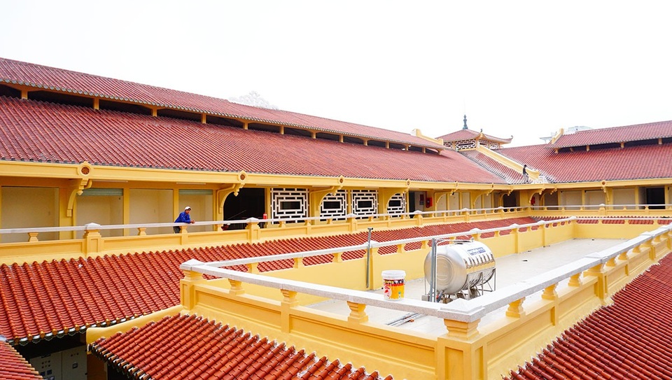 Chợ cổ trăm năm tuổi sắp trở lại với diện mạo mới - 4 11.000m2 ngói được thay mới toàn bộ, dựa theo mẫu ngói cũ từng sử dụng.