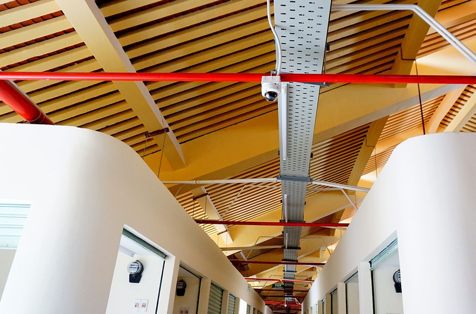 Chợ cổ trăm năm tuổi sắp trở lại với diện mạo mới - 10 Hệ thống báo cháy và đường ống dẫn nước chữa cháy lắp trên trần nhà ở các sạp hàng.