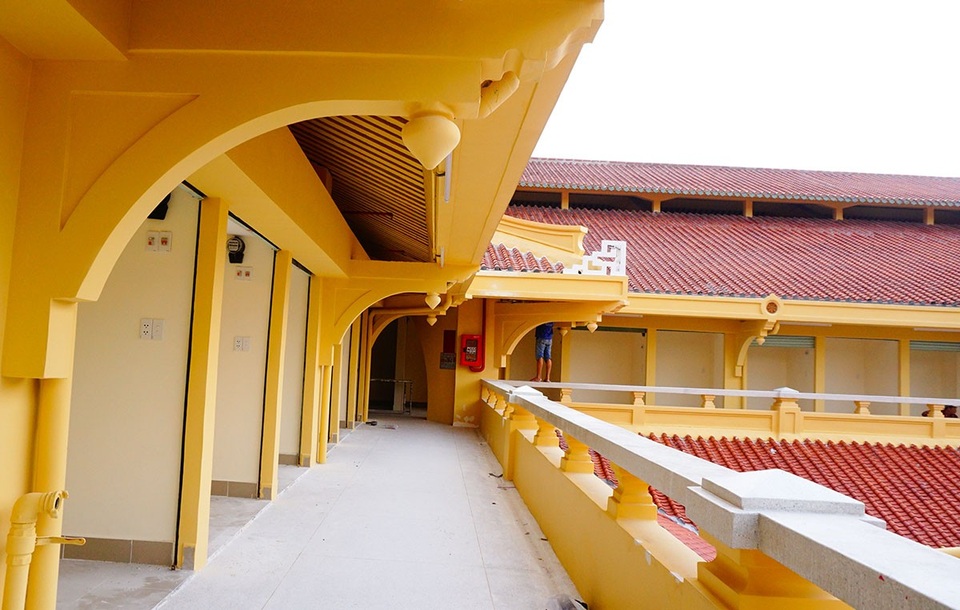 Chợ cổ trăm năm tuổi sắp trở lại với diện mạo mới - 8
Chợ được phủ sơn màu vàng để giữ được nét cổ xưa.