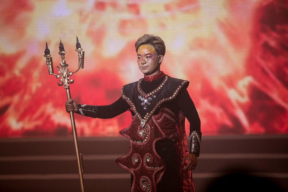 Từ cánh gà, Đức Nhã bất ngờ trở lại sân khấu nguyên vẹn khiến khán giả hoảng hốt vì tưởng anh đã bị cháy rụi. Tiết mục ảo thuật ngập tràn lửa của Đức Nhã đã khiến không ít khán giả đứng tim.