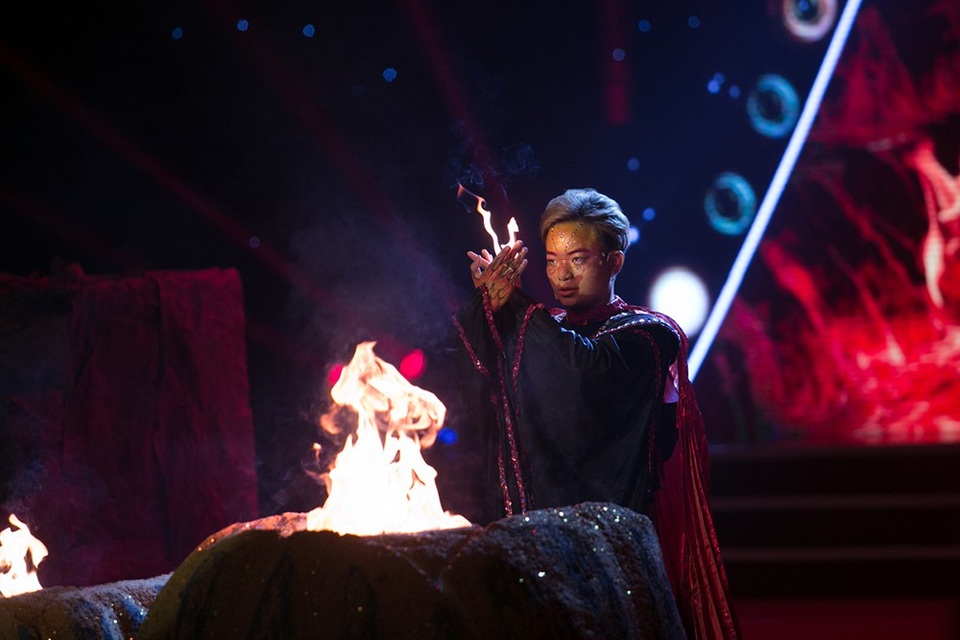 “Thần lửa” Nguyễn Đức Nhã mang đến tiết mục Cuộc chiến thiên hỏa thể hiện tối đa thế mạnh của mình bằng những màn trình diễn ảo thuật trò khéo và đồ lớn với lửa.