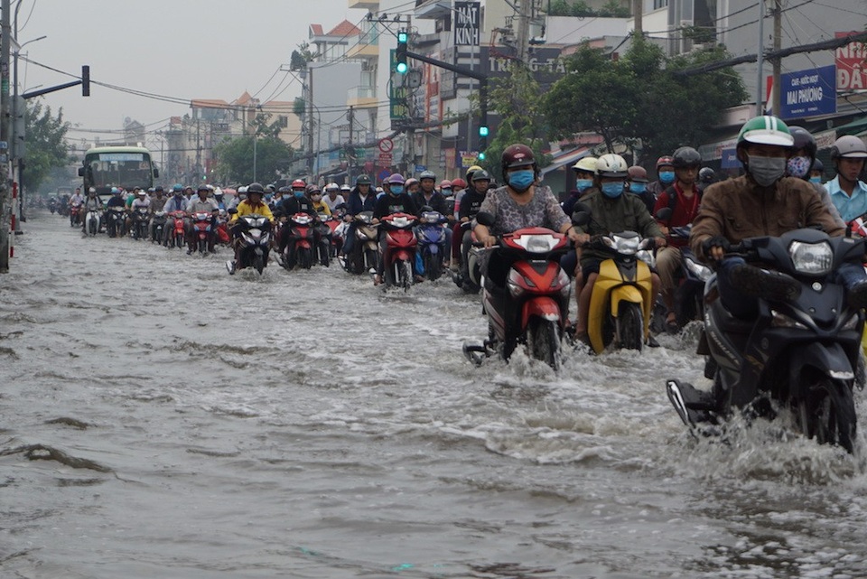 Sài Gòn nguy cơ ngập nặng vì triều cường - 1 Đường Huỳnh Tấn Phát bị ảnh hưởng nặng nề bởi triều cường