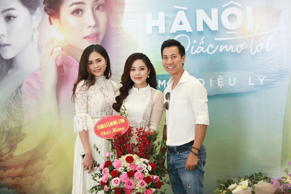 Sao Mai Diệu Ly: “Tôi cứng đầu nên không xao động trước những lời gạ gẫm” - 2 Vợ chồng Sao Mai Lê Anh Dũng - Lê Trinh đến chúc mừng Diệu Ly.