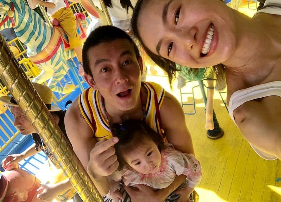 Hai người phụ nữ quan trọng nhất trong cuộc đời Trần Quán Hy - 1
Trần Quán Hy đón sinh nhật lần thứ 38 bên vợ và con gái, ngày 7/10. Anh nhận được những lời chúc mừng tuổi mới từ người thân và bạn bè. Trần Quán Hy đã ngừng hoạt động nghệ thuật từ vài năm nay để tập trung kinh doanh thời trang và mở công ty giải trí.