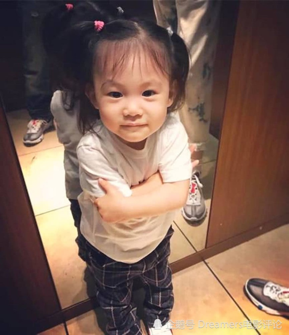 Hai người phụ nữ quan trọng nhất trong cuộc đời Trần Quán Hy - 20
Vẻ đáng yêu của cô bé được cư dân mạng thích thú. Những bức ảnh của cô bé được Trần Quán Hy chia sẻ thường xuyên trên trang cá nhân với niềm tự hào lớn lao.
