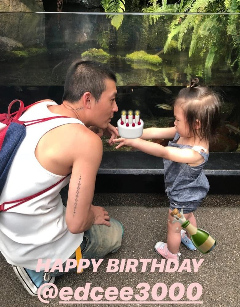 Hai người phụ nữ quan trọng nhất trong cuộc đời Trần Quán Hy - 2
Món quà sinh nhật ý nghĩa nhất với Trần Quán Hy là cô con gái nhỏ vừa tròn 1 tuổi. Cô bé chào đời không lâu sau đám cưới vào đầu năm ngoái của anh với siêu mẫu Tần Thư Bồi.