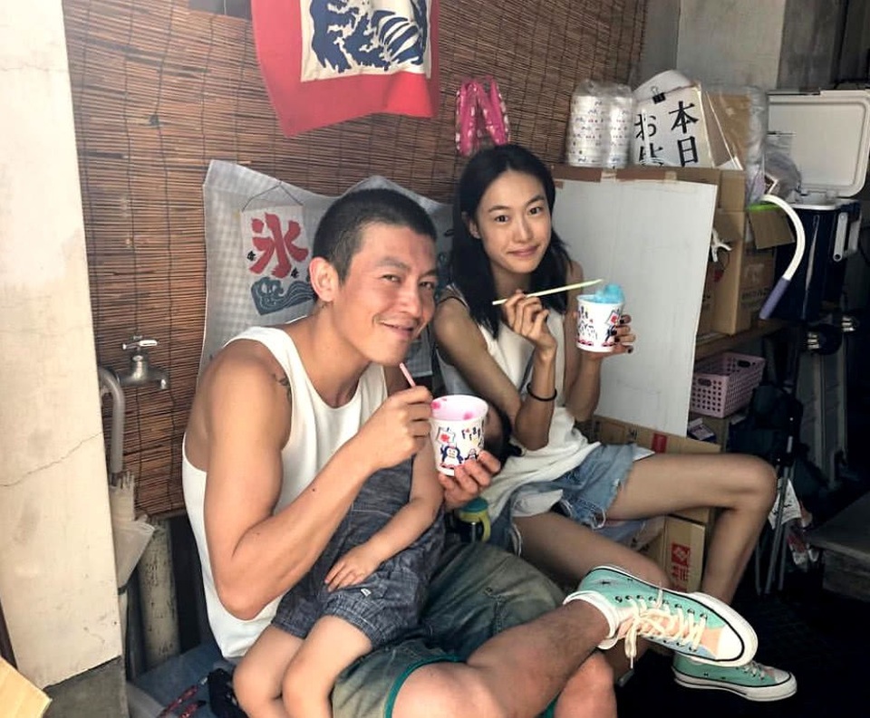 Hai người phụ nữ quan trọng nhất trong cuộc đời Trần Quán Hy - 3
Tần Thư Bồi từng có một đời chồng trước khi kết hôn với Trần Quán Hy. Chồng cũ của cô là một doanh nhân có quyền lực và danh tiếng trong làng giải trí Hoa ngữ. Tuy nhiên, cuộc hôn nhân của cô với vị đại gia này không hạnh phúc. Năm ngoái, cô ly dị vị đại gia này để đến với Trần Quán Hy.