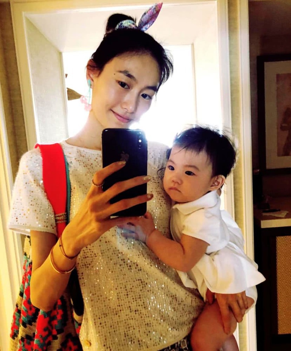 Hai người phụ nữ quan trọng nhất trong cuộc đời Trần Quán Hy - 10
Tần Thư Bồi nuôi con bằng sữa mẹ và coi việc chăm sóc con gái là niềm hạnh phúc lớn lao. Cô con gái của cô ngày càng bầu bĩnh, đáng yêu.