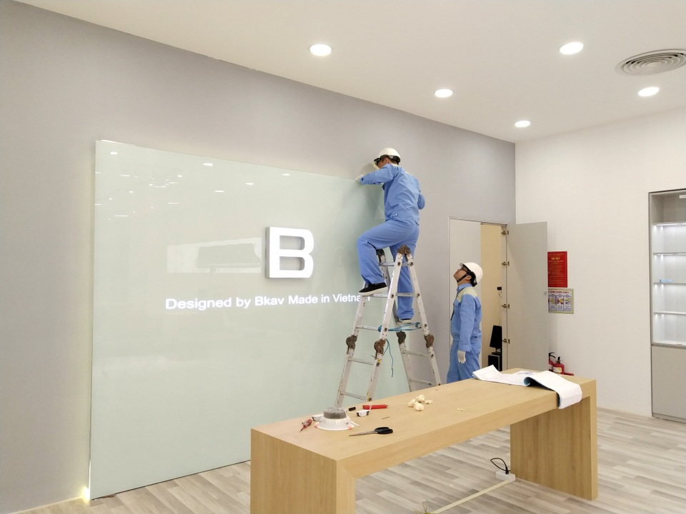 
Công nhân vẫn đang tất bật hoàn thiện cửa hàng trước ngày ra mắt Bphone 3.
