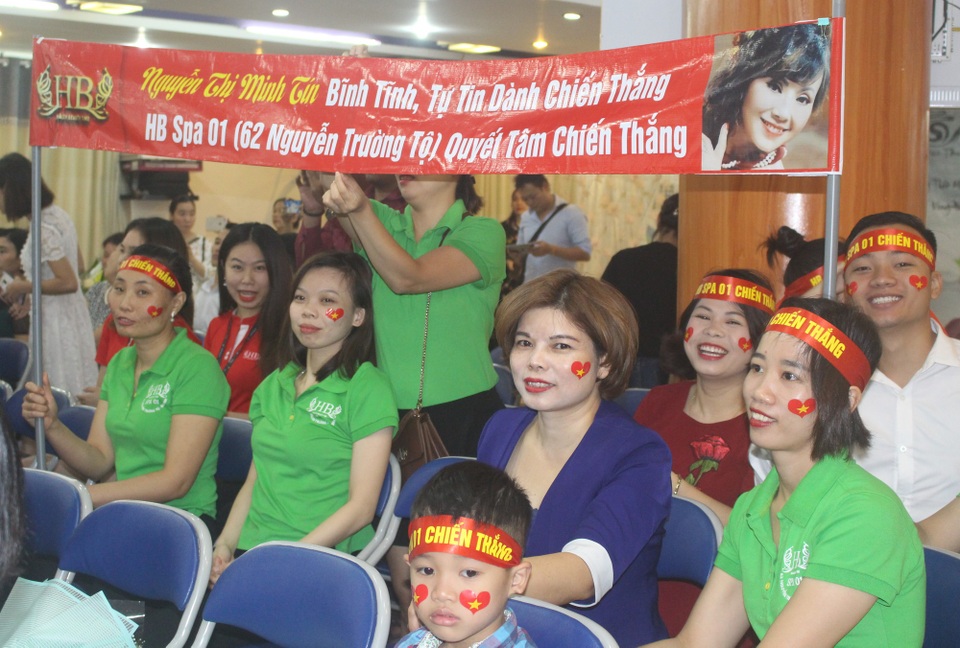 9 thí sinh lọt vào vòng chung kết cuộc thi giọng ca vàng - Tìm kiếm gương mặt đại diện HB - 6 Các cổ động viên rất nhiệt tình tại vòng thi bán kết.