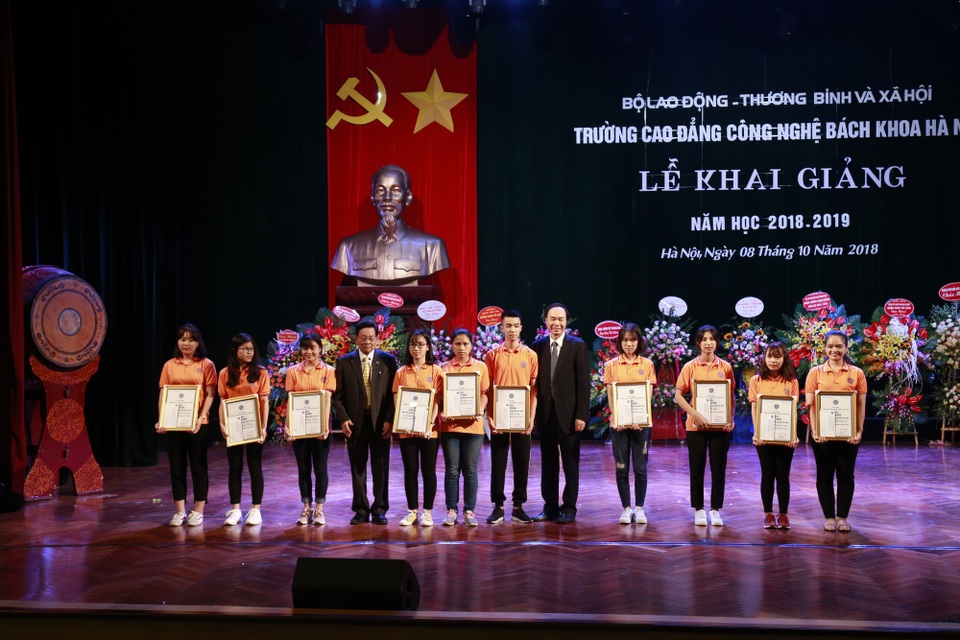 Trường CĐ Công nghệ Bách khoa HN đón 2.000 tân sinh viên tựu trường - 2
Tại buổi lễ khai giảng, nhà trường đã khen thưởng và trao học bổng cho nhiều sinh viên có thành tích học tập suất sắc.