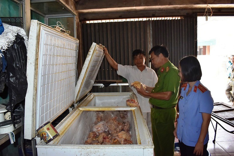 Vụ hàng trăm học sinh ngộ độc: Kiểm tra cơ sở cung cấp thịt gà cho trường - 1 Cơ quan chức năng kiểm tra cơ sở cung cấp thịt gà cho trường Tiểu học Đinh Tiên Hoàng.