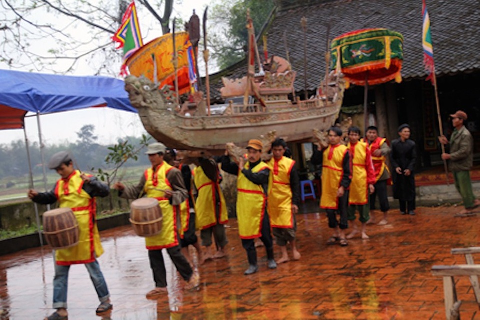 Lễ hội Đền Thanh Liệt được công nhận Di sản văn hóa phi vật thể quốc gia - 1 Lễ hội đền Thanh Liệt chính thức khai hội khi trời còn sáng sớm, với màn rước kiệu trên bộ từ ngôi đền thiêng của làng ra bãi bồi ven sông Lam, sau đó đoàn rước tiến hành rước thủy trên một đoàn thuyền lớn của người dân vạn chài được kết lại với nhau thành một dãy dài, trang trí cờ hoa rực rỡ cùng với đồ tế khí, các mâm lễ vật,...