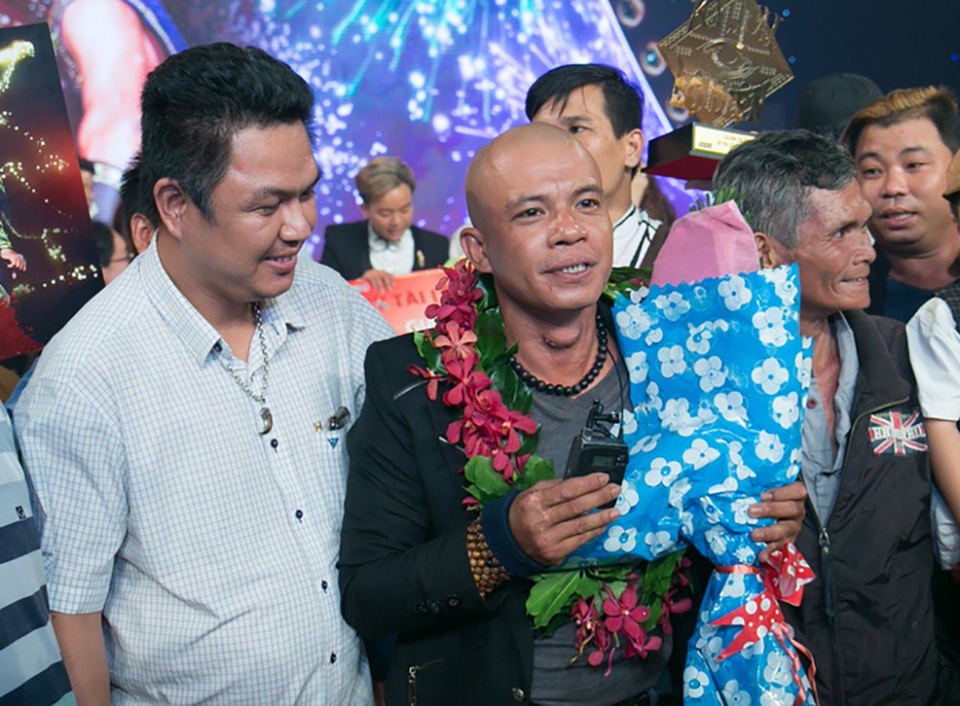 Được biết, sau một năm cùng vợ con rong ruổi khắp nơi bán bắp rang bơ dạo, kết hợp biểu diễn phục vụ cho bà con bình dân để vừa kiếm sống, vừa tập luyện thêm tay nghề tham gia chương trình “Kỳ tài lộ diện”, nghệ sĩ xiếc kungfu Minh Nhật đã có phần trình diễn trong đêm chung kết vô cùng nguy hiểm, đã chinh phục được giám khảo và khán giả để đăng quang.