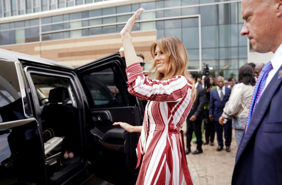 Váy sọc màu đỏ giúp tôn vóc dáng của đệ nhất phu nhân Mỹ trong chuyến thăm Ghana.