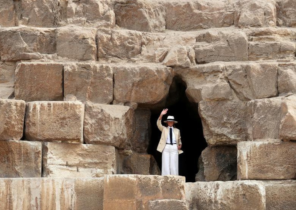 Bà Melania lựa chọn trang phục màu trắng kem kết hợp với mũ và thắt lưng màu đen khi tới thăm các kỳ quan nổi tiếng thế giới của Ai Cập.