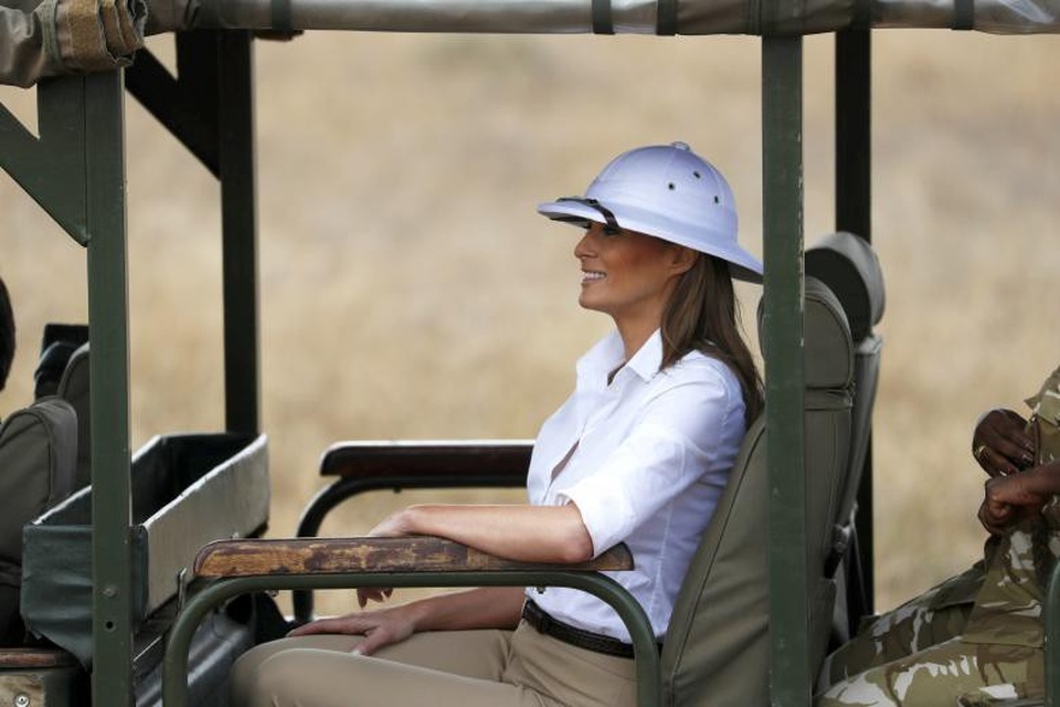 Đệ nhất phu nhân Mỹ tươi cười khi tới thăm công viên quốc gia Nairobi ở Kenya. Tuy nhiên chiếc mũ màu trắng khiến bà Melania gặp rắc rối khi một số người cho rằng đây là vật tượng trưng cho chủ nghĩa thực dân từng thống trị ở châu Phi trước đây.