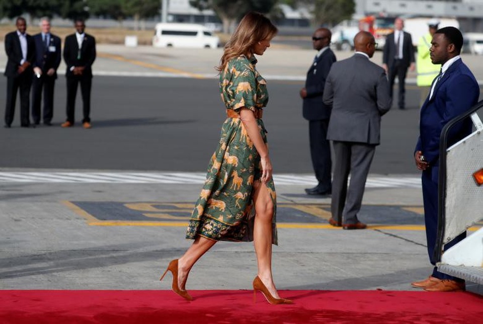 Bà Melania chọn váy xanh với họa tiết hình động vật, kết hợp cùng giày và thắt lưng màu nâu khi lên máy bay rời Kenya.