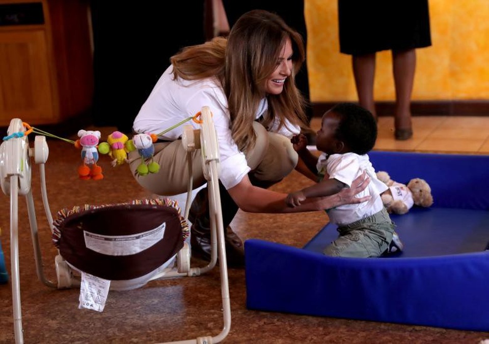 Đệ nhất phu nhân Mỹ chơi đùa với một em nhỏ ở Nairobi.