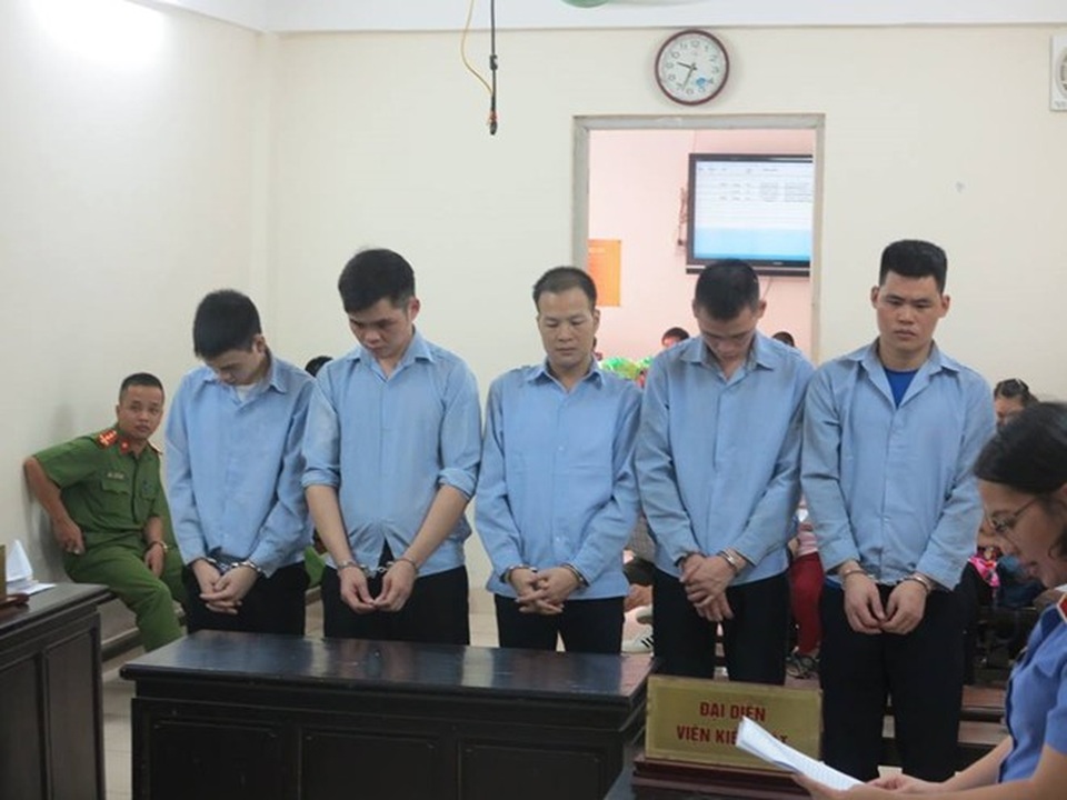 Chiếm đoạt 4,6 tỷ đồng bằng chiêu trò dọa người khác phạm tội - 1 Các bị cáo tại phiên xử.